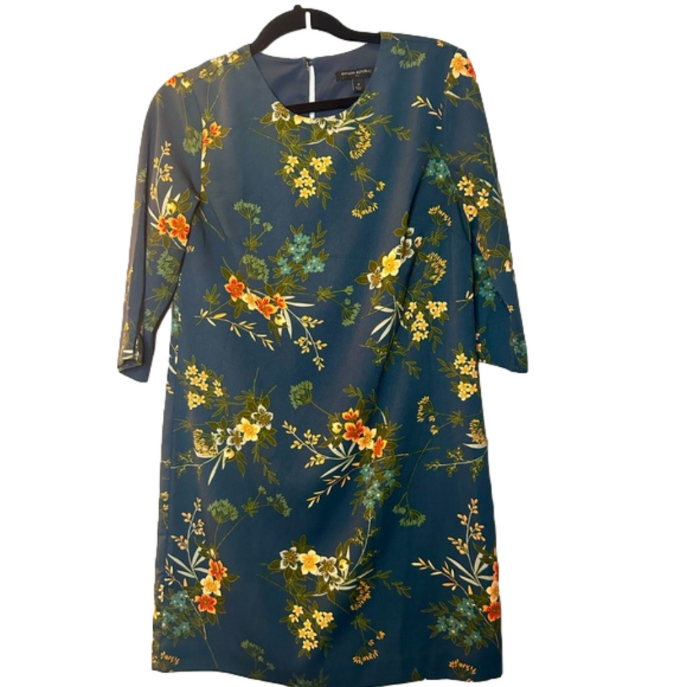 Navy field banana republic floral top size 4